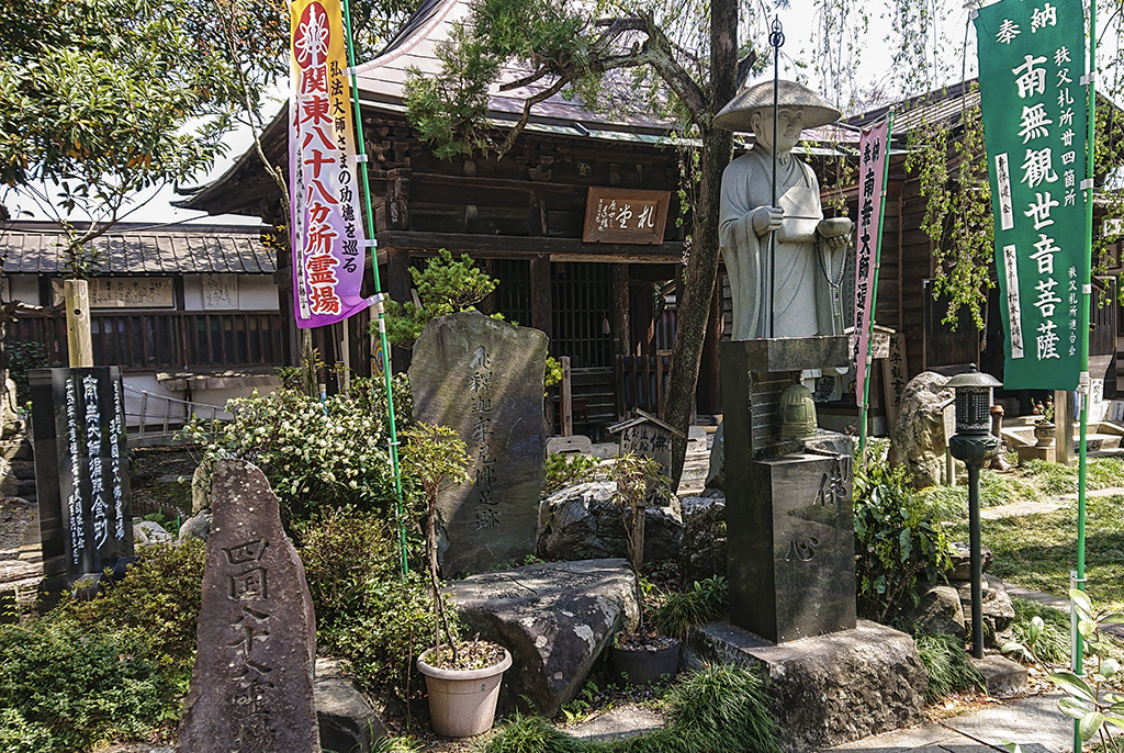 弘法大師像と仏足石