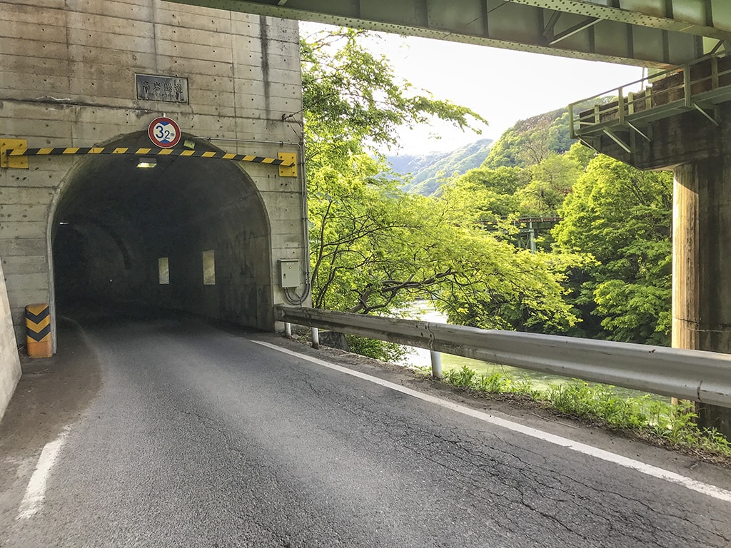 すれ違い困難なトンネル
