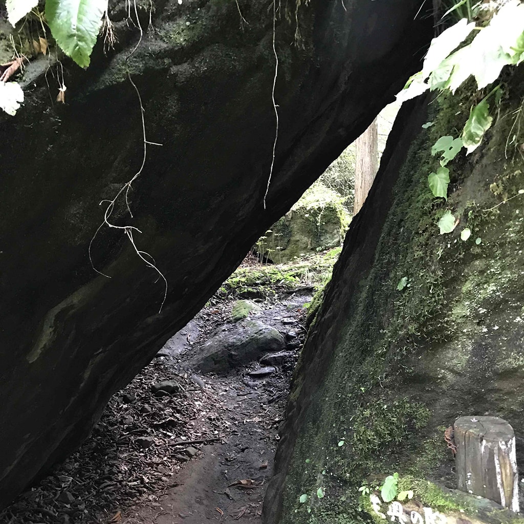 奥の院へ通じる岩のトンネル