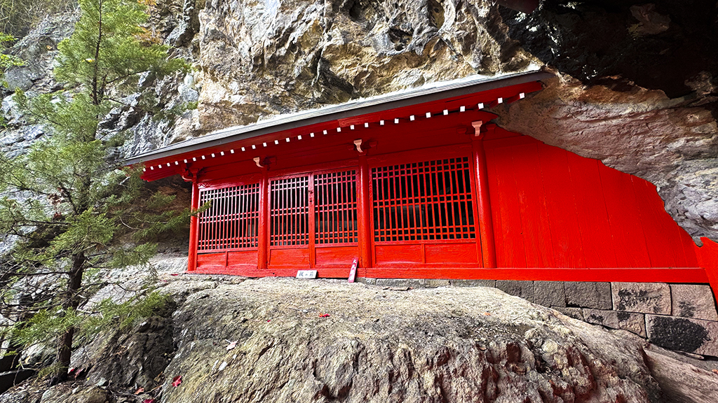 楓の前岩屋